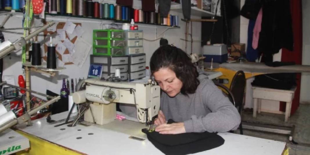 Fabrika ‘atık’ diyor, o dönüştürüyor: 1 tanesini 20 dakikada dikiyor 1